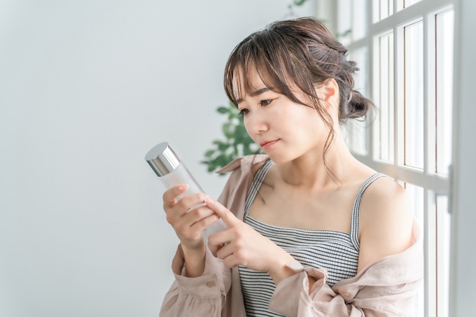 化粧品選択に悩む女性